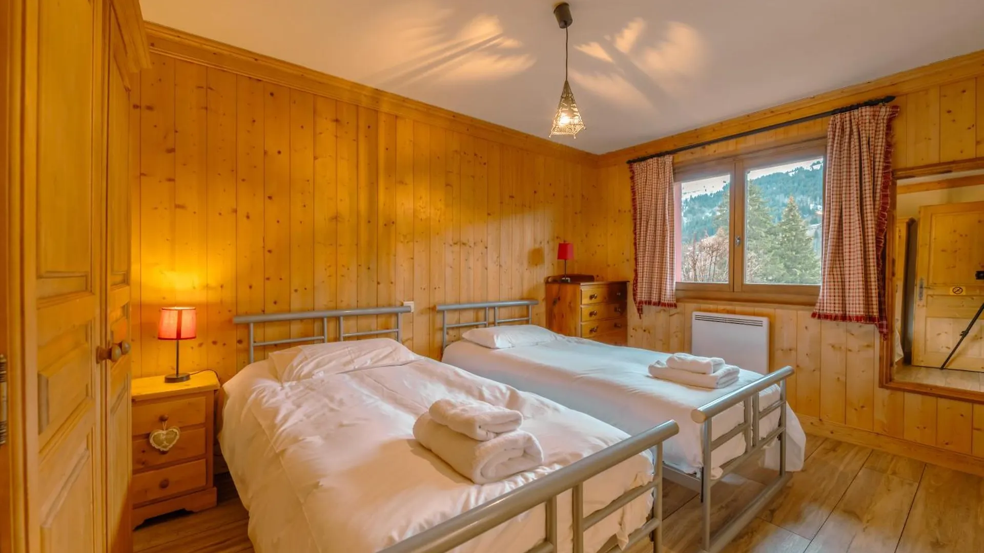 Chalet Amitie Familial De Luxe Avec Jacuzzi, A 150 M Des Pistes De Ski De La Turche, Parking Prive, Wifi Fibre, Cheminee Avec Bois, Les Gets 0*,  Francja