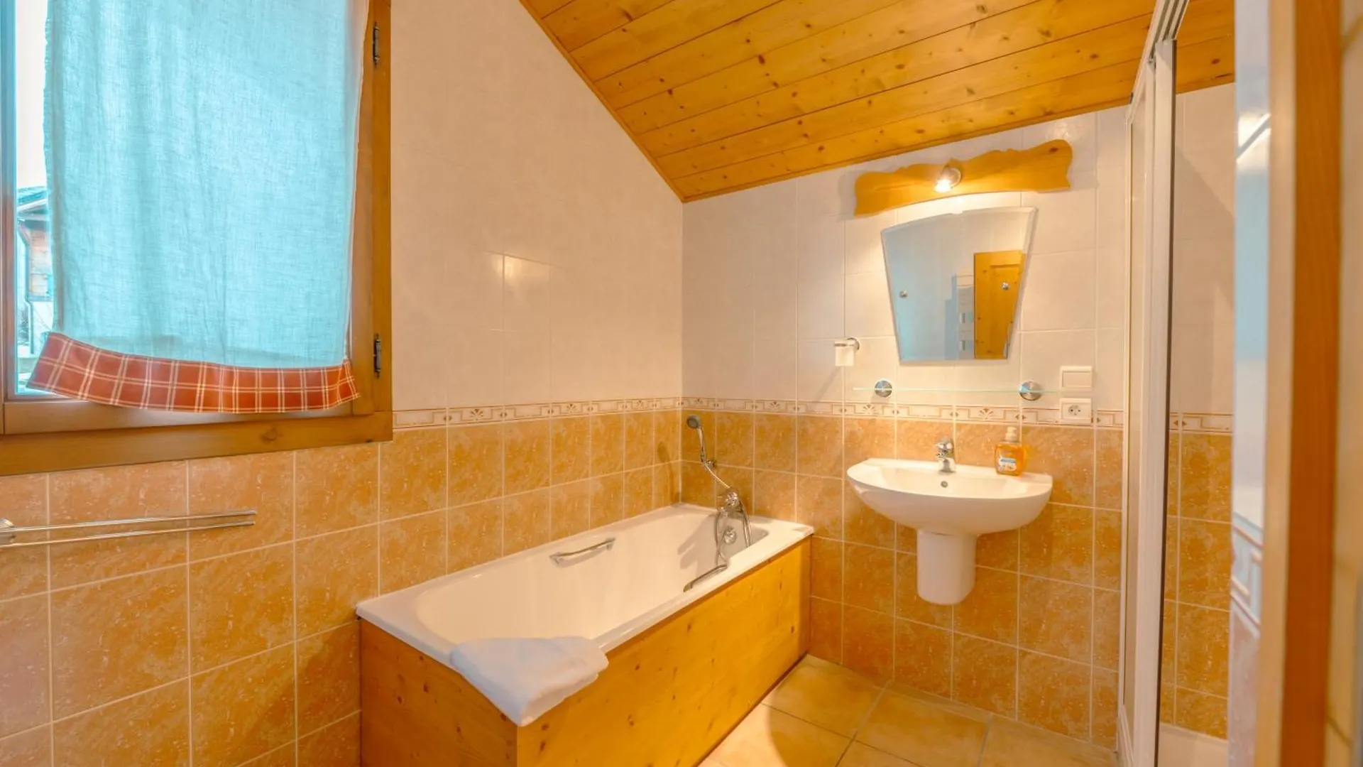 Chalet Amitie Familial De Luxe Avec Jacuzzi, A 150 M Des Pistes De Ski De La Turche, Parking Prive, Wifi Fibre, Cheminee Avec Bois, Les Gets 0*,