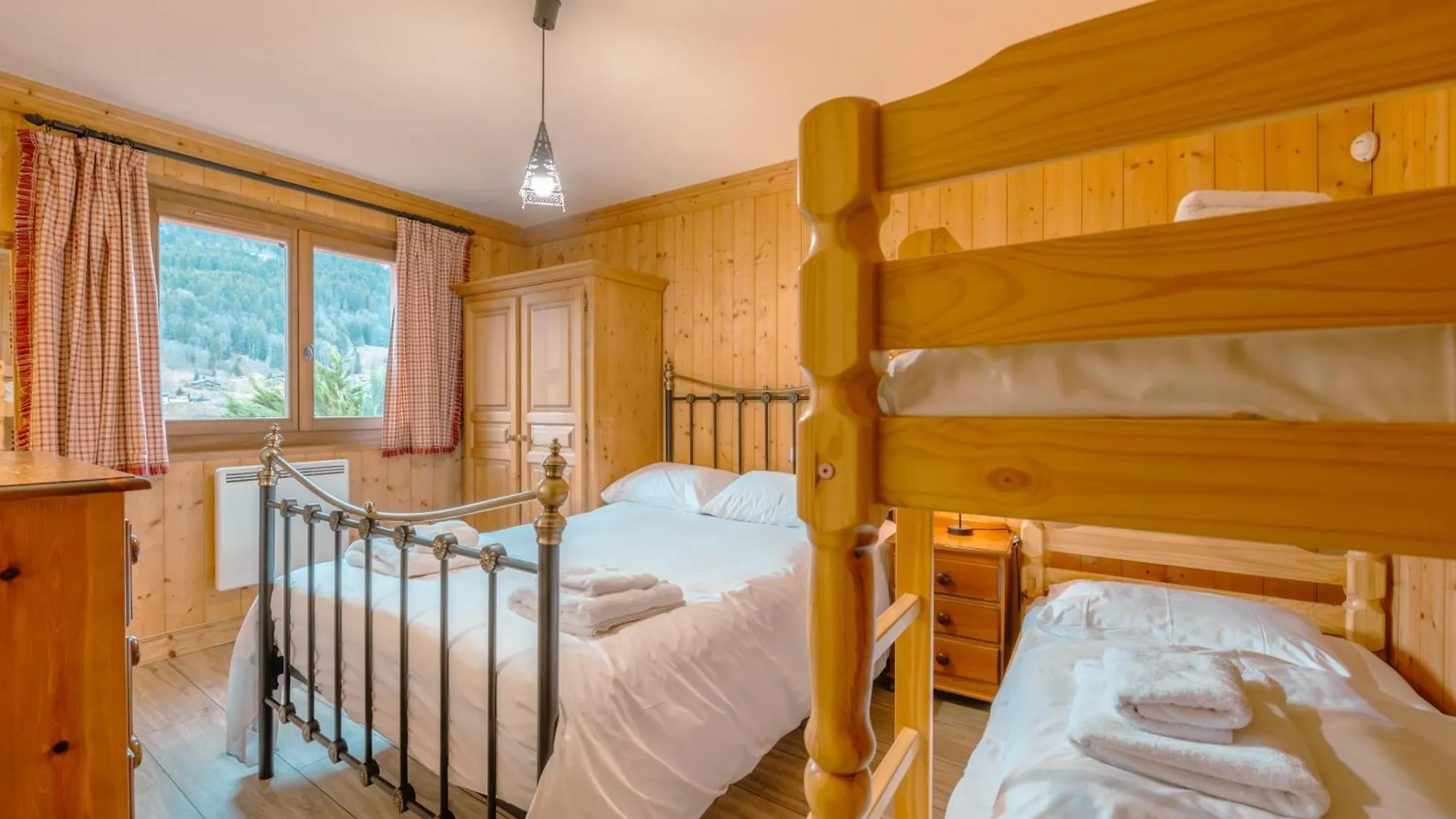 Chalet Amitie Familial De Luxe Avec Jacuzzi, A 150 M Des Pistes De Ski De La Turche, Parking Prive, Wifi Fibre, Cheminee Avec Bois, Les Gets 0*,  France